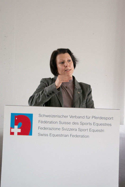 La sportmanager de la FSSE Evelyne Niklaus décrit le contexte de politique sportive suisse du concept FTEM | © FSSE/C. Heimgartner 