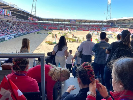 La délégation suisse de voltige soutient également les cavaliers de saut dans le stade et elle se prépare pour le Prix des Nations.