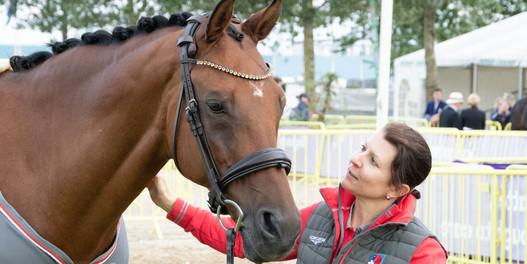 La sportmanager de la FSSE Evelyne Niklaus à Herning avec Amigo, le cheval de la cavalier de paradressage Nicole Geiger. | FSSE/Barbara Hurni