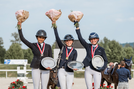 Die Medaillenträgerinnen der Schweizermeisterschaft 2023 der Kategorie Junge Reiter: Gold für Angelika Dubach, Silber für Brooke Schmid und Bronze für Dana Gall. | © Soraya Exquis