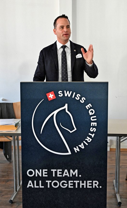 Le regard tourné vers l ’avenir : Damian Müller lors de l ’assemblée générale de Swiss Equestrian en octobre 2023 | © Swiss Equestrian