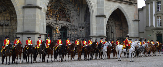 Das Bild zeigt die Berner Dragoner zu Pferd vor dem Berner Münster