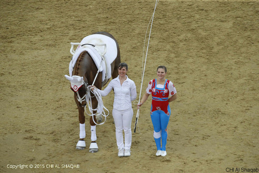 Simone Jäiser mit Pferd For Ever du Chalet CH und Rita Blieske als Longenführerin (Image: CHI-Al Shaqab) 
