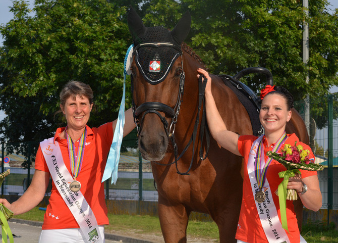 Voltige: Bronze für Simone Jäiser mit ihrem Pferd Luk und Longenführerin Rita Blieske.