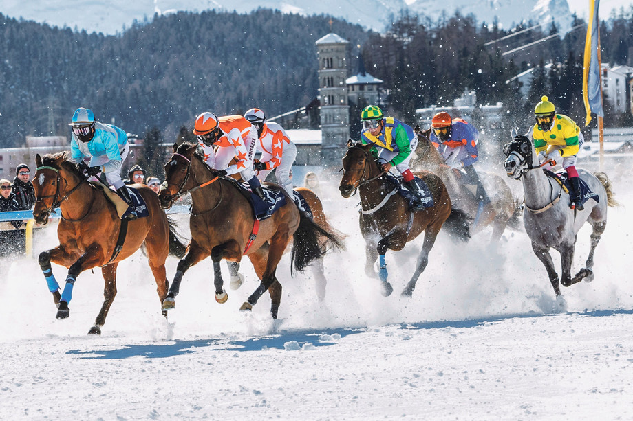 Les pur-sang et leurs jockeys dans la neige tourbillonnante et dans un décor de rêve - une image toujours fascinante.