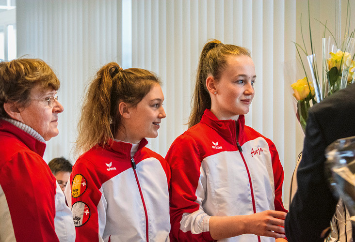 Ehrung der Sportler: die Voltigiererinnen Anja Schneider und Louisa Ryf mit Longenführerin Trudi Kauer.
