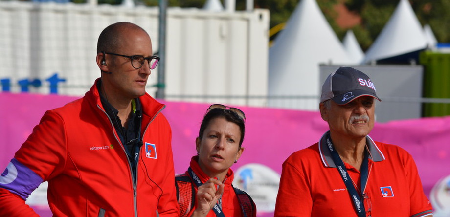 Trainer Markus Graf, Evelyne Niklaus und der Physiotherapeut Bruno Ebnöther.