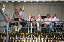 Das Bild zeigt mehrere Jurymitglieder bei Ihrer Arbeit anlässlich einer Pferdesport-Veranstaltung in einem Jurywagen.