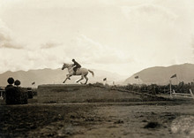 Très tôt déjà, la scène du sport équestre suisse a été marquée par des amazones particulièrement brillantes souvent capables de s’imposer face à la concurrence masculine. L’une d’entre-elles est Annelies Schuster-Stoffel, ici en 1927 à Palerme (ITA) sur Liebling. (Photo: archives Max E. Ammann/FEI)