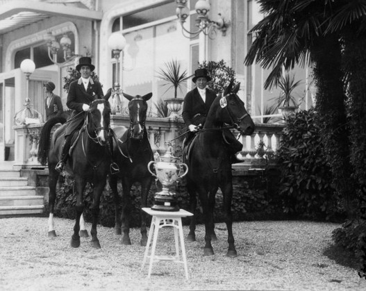 Annelies Stoffel und Renée Schwarzenbach, Sieger im Amazonen-Nationenpreis 1930 in Stresa, ein damals populärer Turnierplatz 