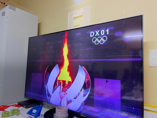 Evelyne Niklaus suit la cérémonie d'ouverture à l'écran. La flamme olympique est allumée!