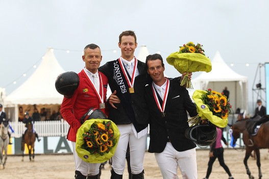 Das Podium der Schweizermeisterschaft der Elitespringreiter: Pius Schwizer (Silber), Dominik Fuhrer (Gold), Alain Jufer (Bronze) | © Valeria Streun