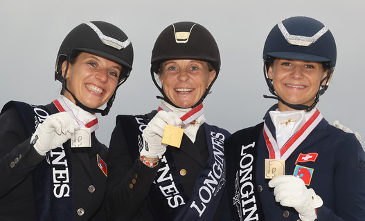 Champions suisses 2021 du dressage Elite : de gauche à droite: Carla Aeberhard (argent), Charlotte Lenherr (or), Estelle Wettstein (bronce), Photo: photoprod.ch - Serge Petrillo