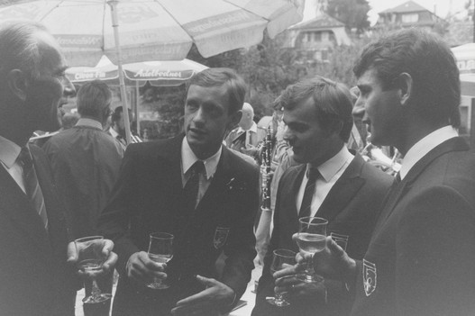 Accueil de l’équipe victorieuses au championnat d’Europe de Hickstead (GBR) 1983. De g. à dr. : Rolf Münger (chef d’équipe), Thomas Fuchs, Willi Melliger et Walther Gabathuler   (photo : Roland von Siebenthal/FSSE)