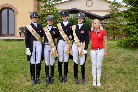 Die Schweizer Juniorinnen mit der Kaderverantwortlichen und Equipenchefin Heidi Bemelmans siegen im Nationenpreis von Ornago (Bild: Simone Graf)
