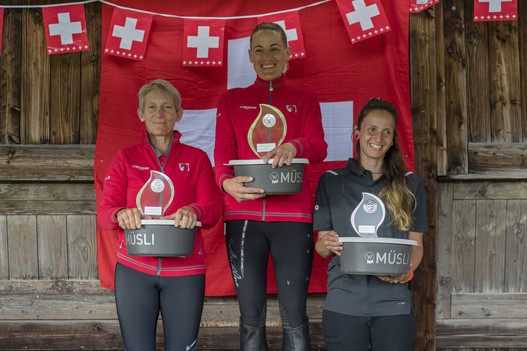 Das Podium der Schweizermeisterschaft Endurance Elite 2022: Gold für Stefanie Eichenberger-Schüpbach, Silber für Annina Rohner-Cotti, Bronze für Melania Vanina | © Lea Styger