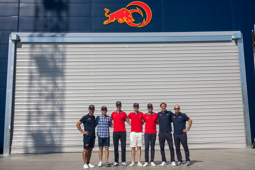 Schweizer Elite-Springreiter zu Besuch bei Alinghi Red Bull Racing in Barcelona | © Alinghi Red Bull Racing