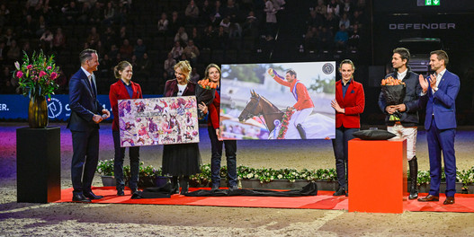 Verleihung der Goldenen Ehrennadel (v.l.n.r.): Damian Müller, Sabina Cartossi, Steve Guerdat, Michel Sorg. | (c) Katja Stuppia