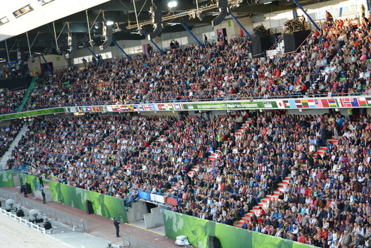 Die Tribünen waren sehr gut gefüllt im Fussball-Stadion von Caen.