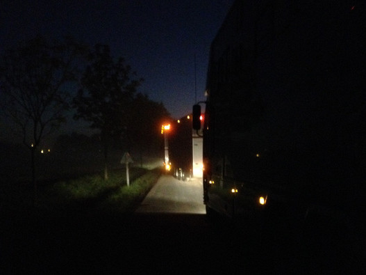 Um 6 Uhr morgens treffen die ersten Lastwagen ein, darunter auch jene der zwei Schweizer Teams.