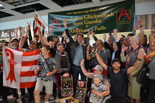 En 2015, Steve Guerdat remporte la finale de la Coupe du monde à Las Vegas en selle sur Albführen's Paille et est accueilli en grande pompe par de nombreux fans à l'aéroport de Zurich-Kloten (Image : Nadine Niklaus)