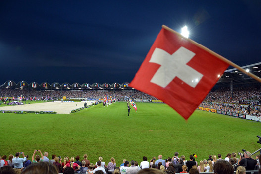 Le drapeau suisse souffle dans les airs du stade d’Aix-la-Chapelle.