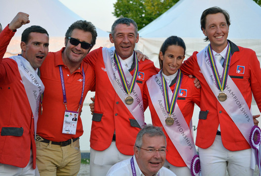 Team Schweiz mit Romain Duguet, Thomas Wagner (Veterinär), Paul Estermann, Janika Sprunger und Martin Fuchs. Kniend: Alban Poudret (Cavalier Romand) 