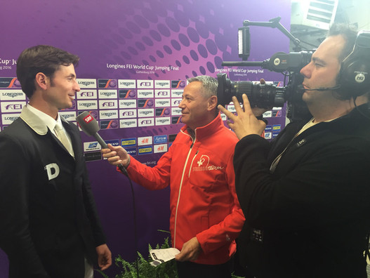 Le chef d'équipe interviewe le vainqueur de la Coupe du Monde pour la télévision Suisse