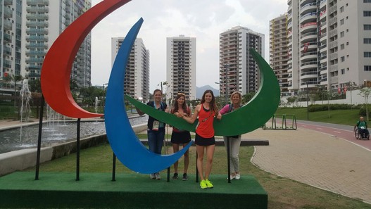 Celine und ihr Team im paralympischen Dorf.