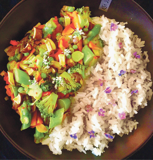 Des currys thaïlandais composés de divers légumes, des légumineuses selon les goûts, du tofu ou de la viande accompagnée de riz complet ou basmati constituent des repas complets qui remplissent les réserves de nutriments et rassasient durablement. 