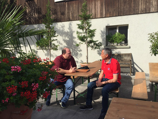 Le chef de l’équipe Saut Andy Kistler en discussion avec Sascha Dubach, Pferdewoche