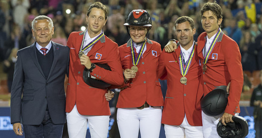 EM Bronze für die Schweiz: V.l.n.r. Andy Kistler, Martin Fuchs, Nadja Peter Steiner, Romain Duguet, Steve Guerdat (Bild: FEI/Claes Jakobsson)