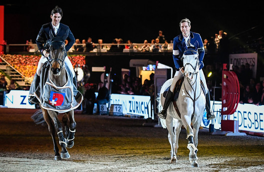 Le cavalier de l’année Steve Guerdat avec le meilleur cavalier du concours Martin Fuchs, lors du tour d’honneur. (photo: CSI Zurich/Katja Stuppia)
