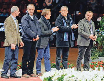 Honneur lors du CSI Bâle 2012 (d. g.): Walter Gabathuler, Thomas et Markus Fuchs, Philippe Guerdat et Willi Melliger.