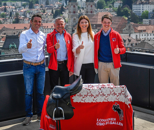 (de gauche à droite) Werner Muff (cavalier suisse de l’élite), Andy Kistler (chef d’équipe des cavaliers suisses), Nayla Stössel (présidente du CO du Longines CSIO St-Gall), Edouard Schmitz (cavalier suisse espoir), au-dessus des toits de St-Gall.  