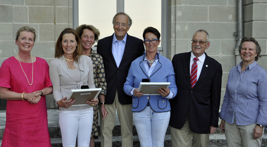 Récompensées par la Distinction Dressage Elite de la FSSE : Anna-Mengia Aerne-Caliezi (2ème depuis la gauche) ainsi que Barbara von Grebel (3ème depuis la droite) (photo: SVPS/P. Balsiger)