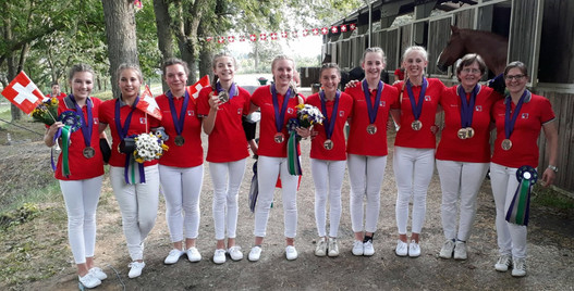 Alle Schweizer Medaillengewinnerinnen: Team Harlekin Junioren 1 und Pas-de-Deux (Bild: Monika Bieri)
