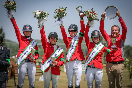 Ein Schweizer CC-Team, das ausschliesslich aus Reiterinnen besteht, gewinnt den Nationenpreis von Pratoni del Vivaro.