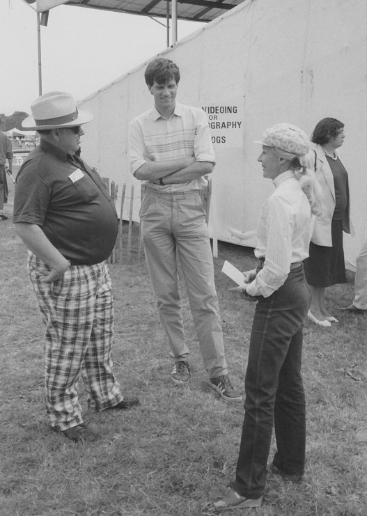 Hans Wyss (au milieu) avec Bijörn von Salis et Christine Stückelberger en tant que journaliste au Championnat d’Europe de Dressage à Goodwood (GBR) en 1987 (© Elisabeth Weiland)