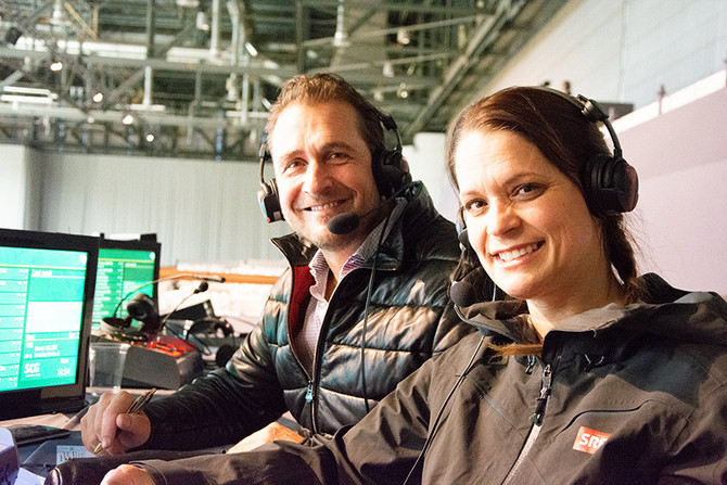 Les commentateurs de la SRF Daniel Etter et Michèle Schönbächer (Photo: Nadine Niklaus/FSSE)