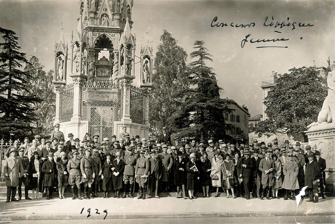 Genève 1929. Tous les participants devant le monument Brunswick.