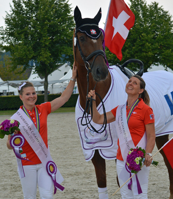 Remporte l’Or, Simone Jäiser avec Luk longée par sa mère Rita Blieske.