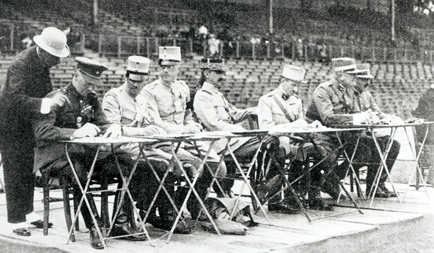 Jeux Olympiques de 1924 à Paris. Les juges de dressage. Deuxième à partir de la droite : le colonel suisse Guillaume Favre (Photo : Archive Max E. Ammann/FEI)