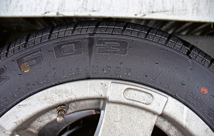 Der Buchstabe «N» auf dem Pneu bedeutet, dass er für eine Höchstgeschwindigkeit von 140 km/h zugelassen ist. <br />La lettre «N» sur le pneu indique  qu’il est autorisé pour une vitesse maximum de 140 km/h.
