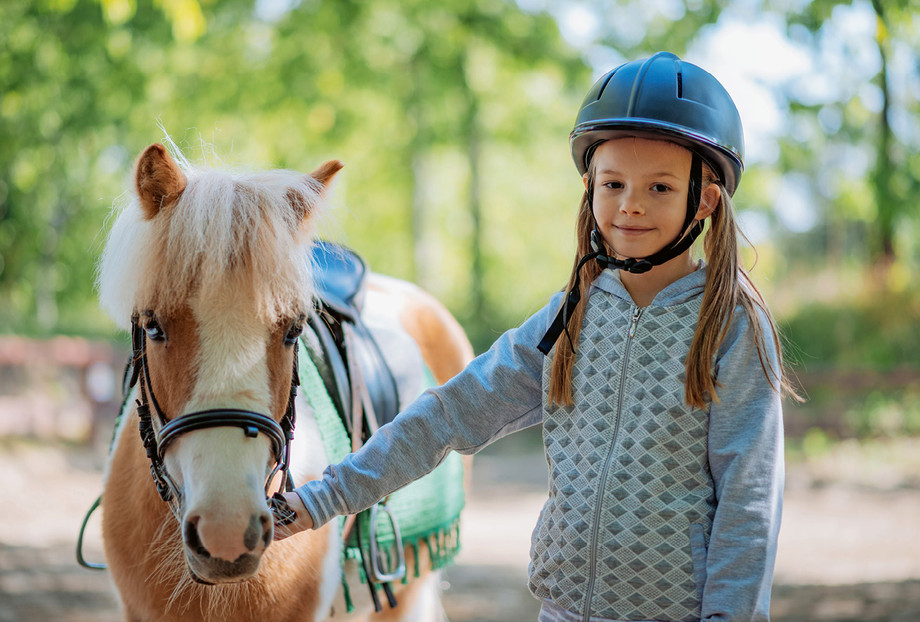 Gut ausgebildete Ponys und durchdachter Unterricht bringen Kinder zum Strahlen. (Foto: iStock/Drazen)