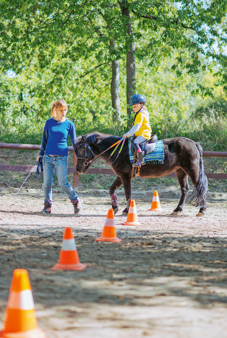 Enseigner l’équitation de façon ludique, voilà ce qu’apprennt les moniteurs J+S «Sport des enfants». (Photo: iStock/Drazen)