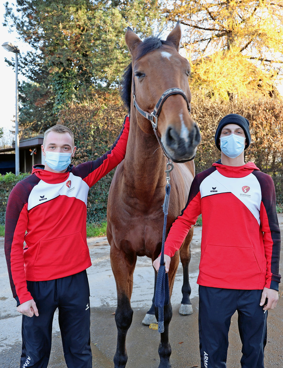 Les recrues de sport d’élite Robin Godel (à gauche) et Guillaume Gillioz en tenue de sport de l’Armée suisse. (photo: Armée suisse)