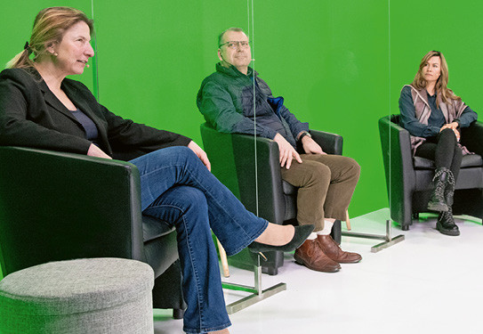 Dans le grand studio de l’agence web Artionet, à chaque fois cinq personnes ont mené une discussion, pandémie oblige, séparées par une vitre en plexiglas (de g. à d.): Iris Bachmann, Max-Olivier Bourcoud et Fareeda Anklin. (photo: ­FSSE/Cornelia Heimgartner)