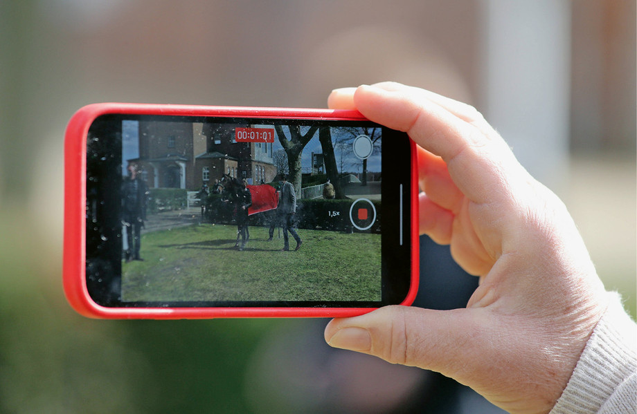 Im Zweifelsfall können Filmaufnahmen von Smartphones wichtige Argumente liefern. (Foto: IMAGO / Frank Sorge)