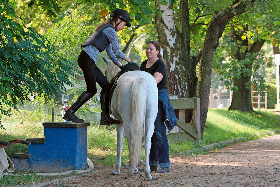 Dans les cours d’équitation pour les jeunes, la sécurité est la priorité absolue. (Photo: IMAGO / Frank Sorge)